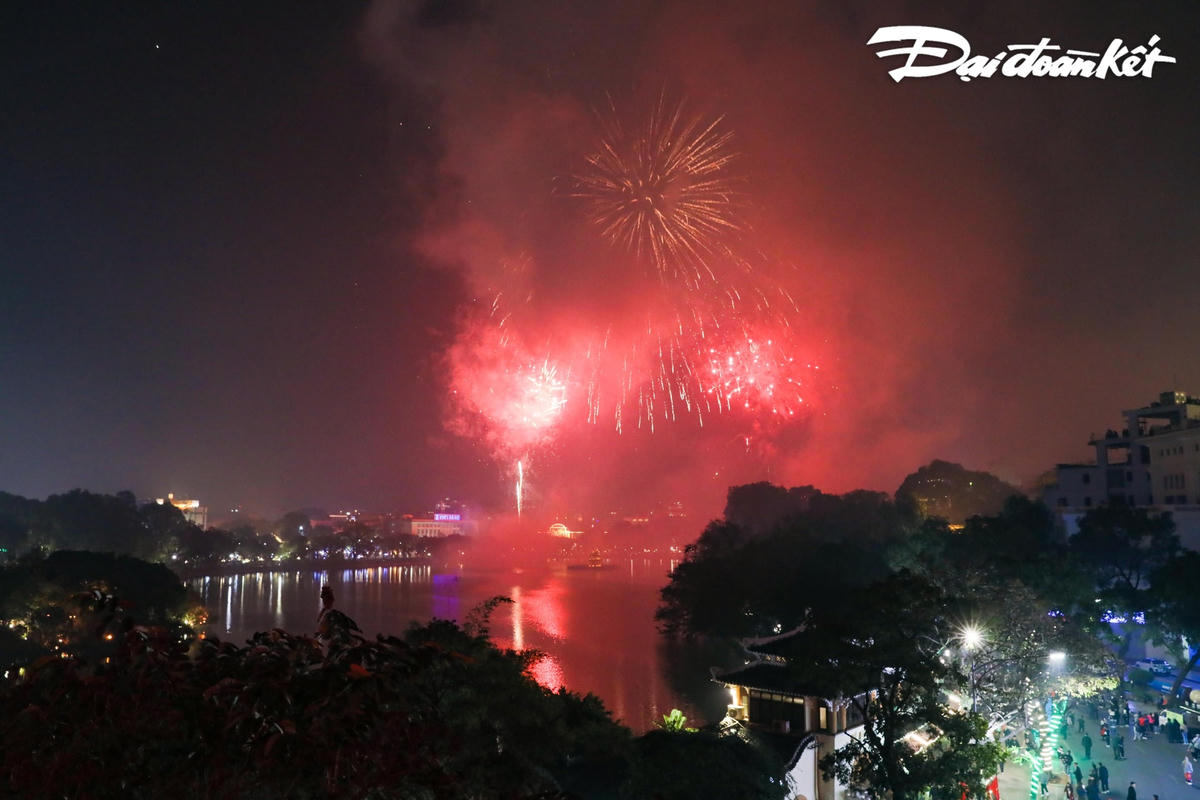 Đùng 0 giờ 00 phút ngày 22/ 1/2023 (tức mùng 1 Tết) pháo hoa rực rỡ trên bầu trời Hà Nội đón chào Năm mới 2023.