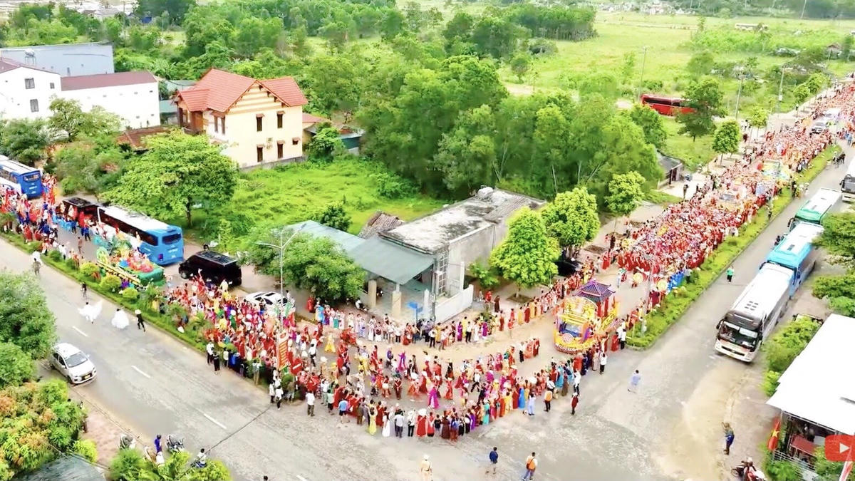 Hàng ngàn nhân dân, Phật tử tham gia lễ diễu hành.