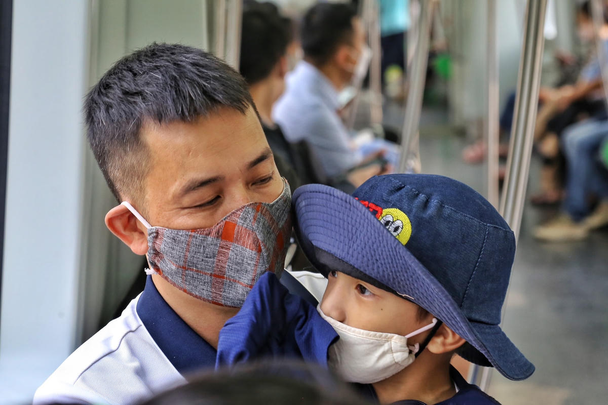 Hay những em nhỏ đang ngắm nhìn từ bên trong tàu ra bầu trời rộng lớn.