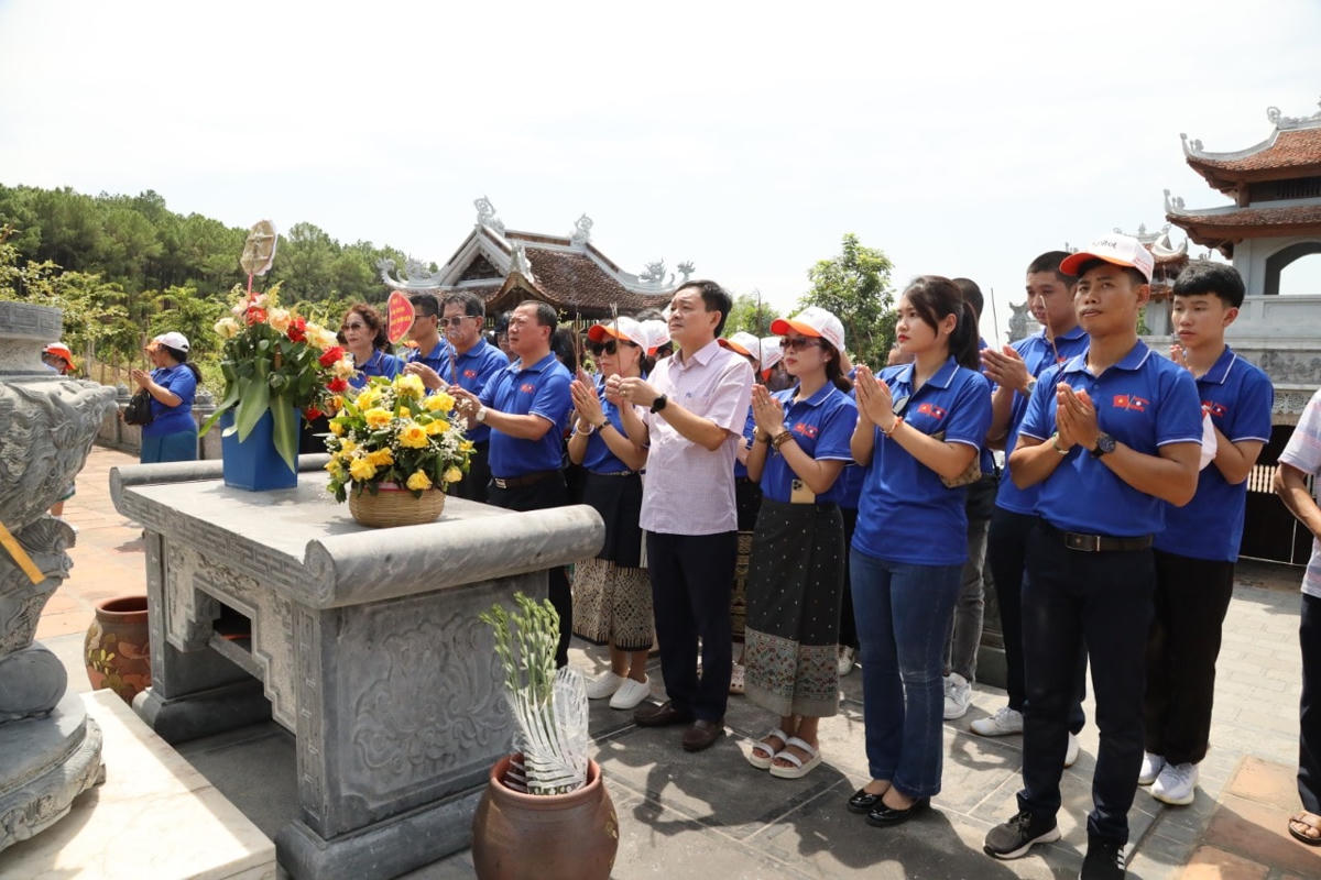 Tiếp đó, Đoàn đại biểu song ngữ Lào – Việt Nam Nguyễn Du đã đến thắp hương tại Đền Chung Sơn nơi thờ gia tiên của Bác Hồ.