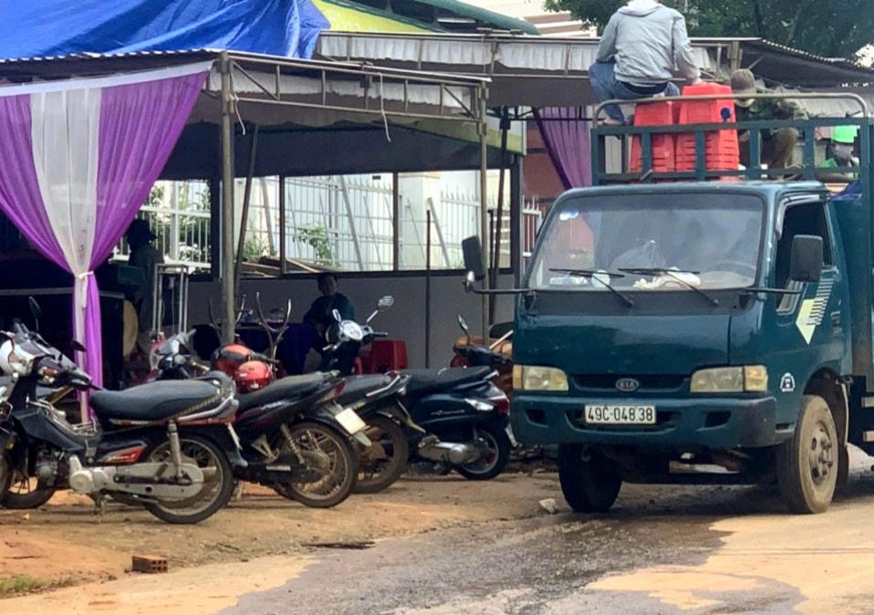 Hàng xóm và người nhà chuẩn tổ chức đám tang trong vụ án mạng.