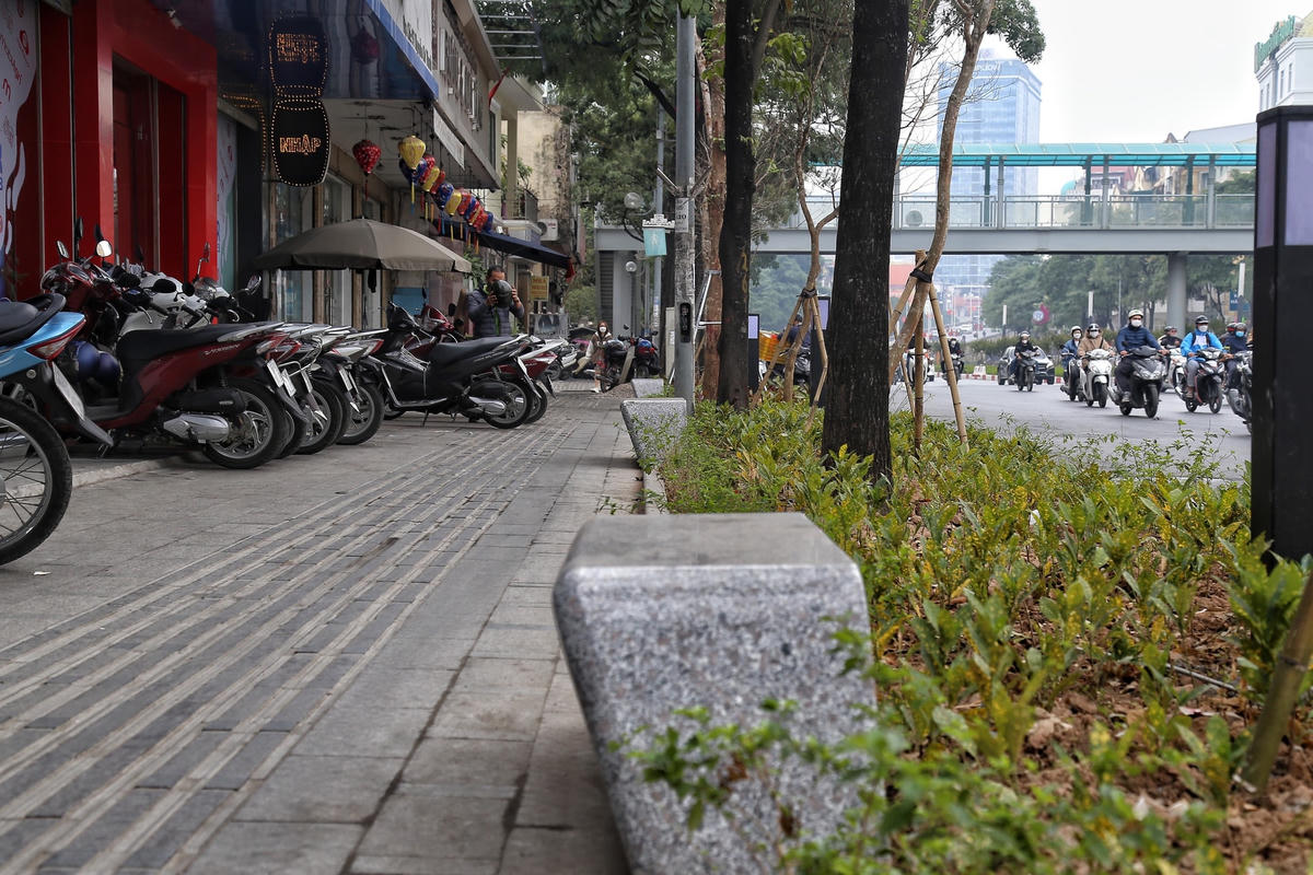 Mặt khác, tại mỗi địa điểm khác nhau những chiếc ghế đá sẽ được thay đổi nằm ngang hay nằm dọc tùy vào từng vị trí.