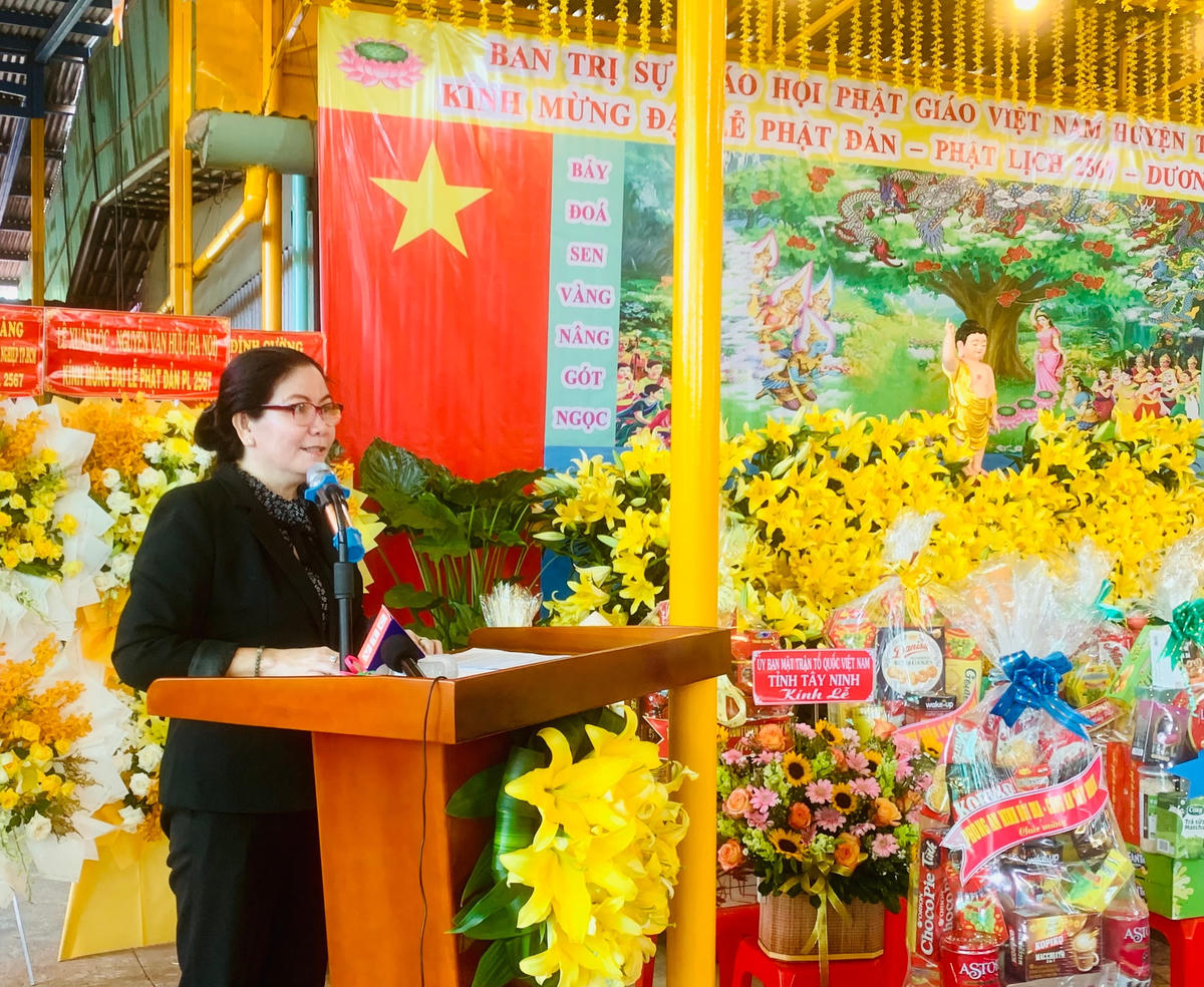 Bà Nguyễn Thị Phượng, Phó Chủ tịch UBND huyện Tân Châu phát biểu tại lễ Phật đản.