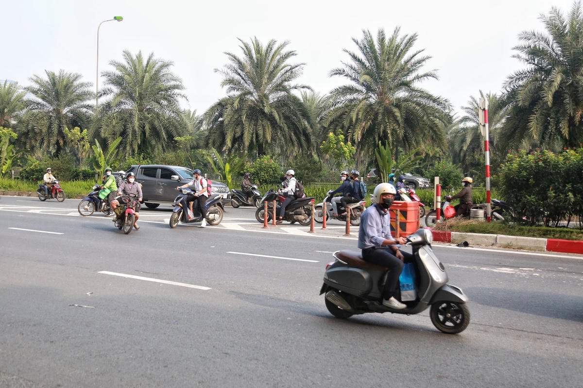  Chỉ trong ít phút, có hàng trăm phương tiện đi ngược chiều từ dưới hầm chui lên.