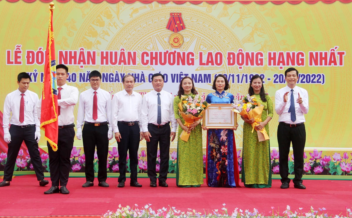 Đại diện lãnh đạo Ban Thi đua - Khen thưởng tỉnh, Sở GD&ĐT, huyện Đức Thọ tặng hoa chúc mừng tập thể nhà trường.
