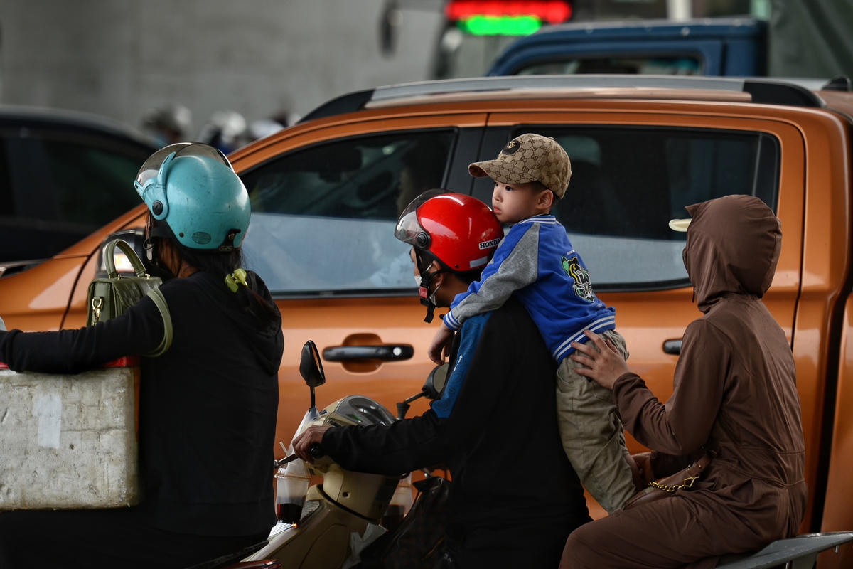 Bắt đầu kỳ nghỉ lễ 30/4 - 1/5: Cửa ngõ Hà Nội ùn tắc 'nghẹt thở'