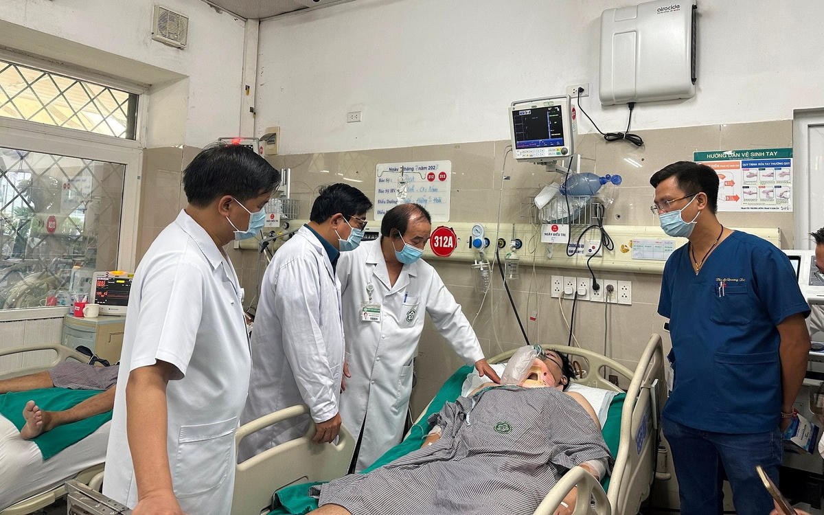 Các bác sĩ Bệnh viện Bạch Mai nỗ lực cứu chữa nạn nhân trong vụ cháy.