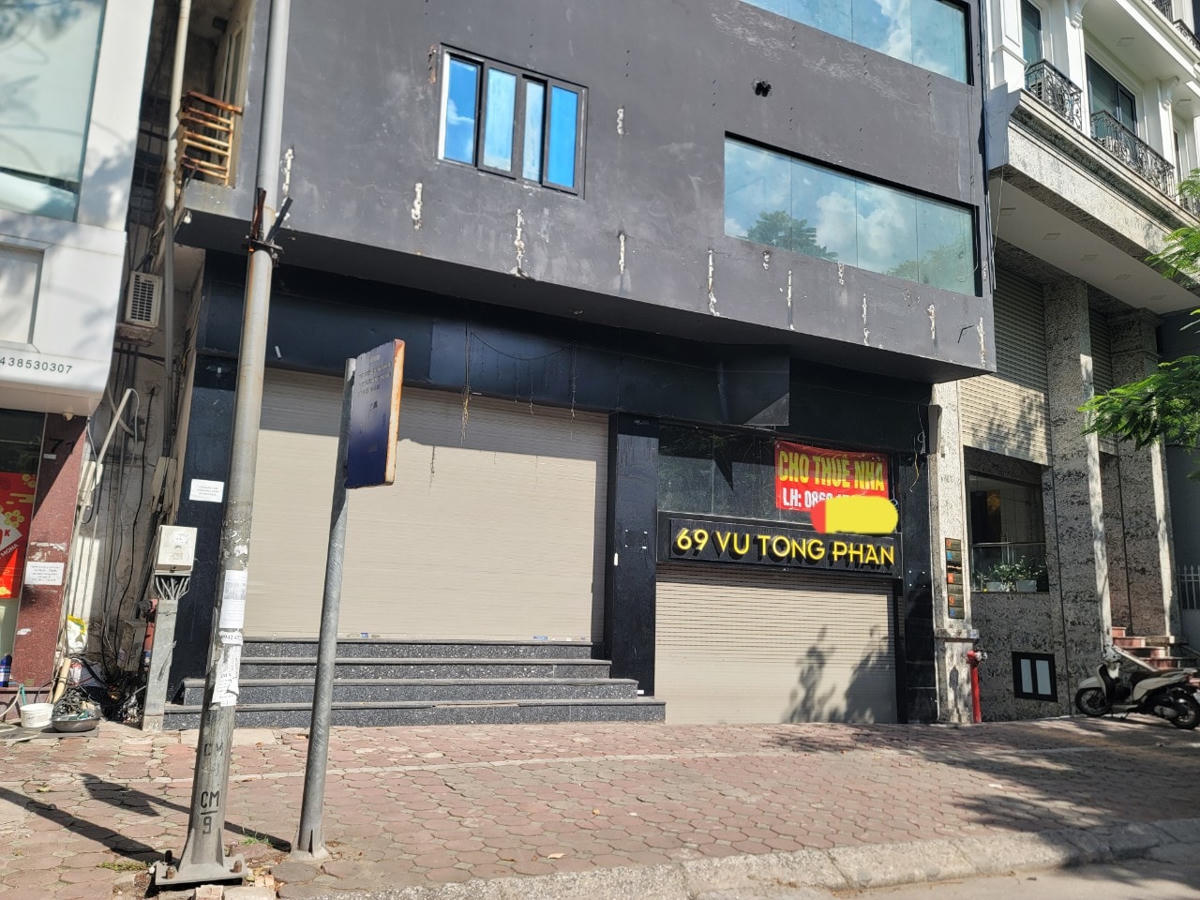 Từng là con phố kinh doanh sầm uất, với đa dạng hàng hoá, loại hình kinh doanh nhưng hiện tại nhiều mặt bằng vàng đóng cửa im lìm.