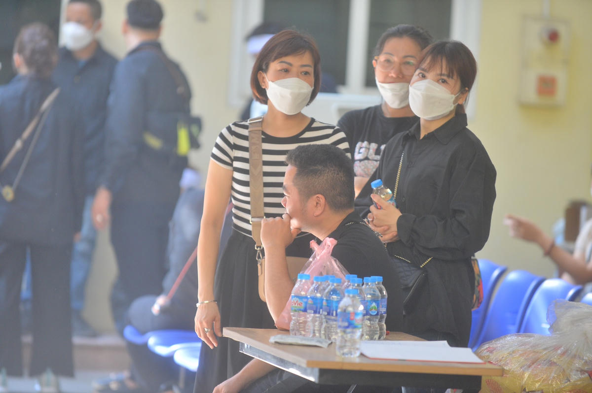 Anh Nguyễn Văn Kế, bố của 2 nạn nhân N.Q.M. (13 tuổi) và N.P.U. (11 tuổi) liên tục ôm mặt thi thoảng anh lại nhìn di ảnh các con rồi rơi nước mắt, người thân liên tục phải đến động viên.  