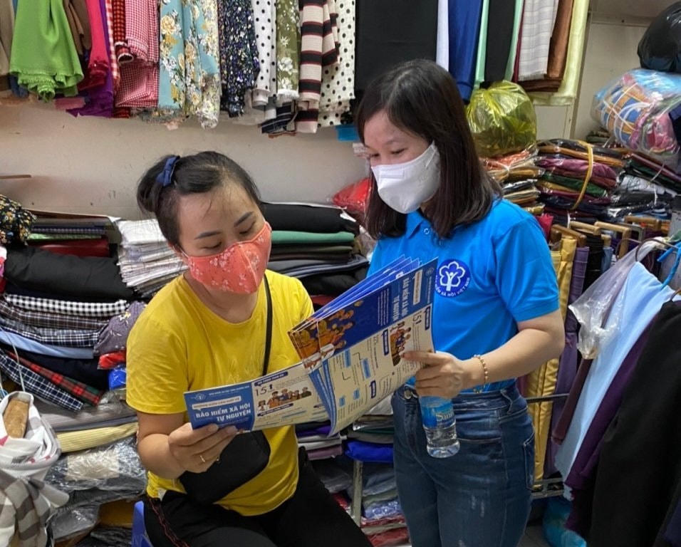 Cán bộ BHXH trực tiếp tuyên truyền về chính sách BHXH, BHYT cho các tiểu thương.