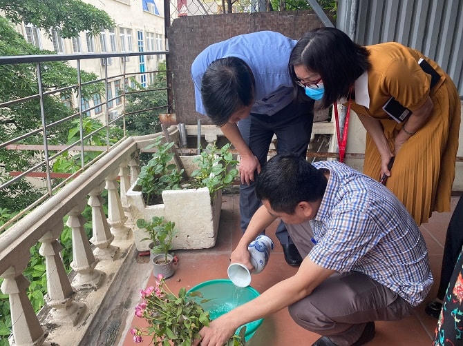 Đoàn kiểm tra công tác phòng chống dịch sốt xuất huyết tại phường Dịch Vọng Hậu, quận Cầu Giấy. Ảnh: Sở Y tế Hà Nội.