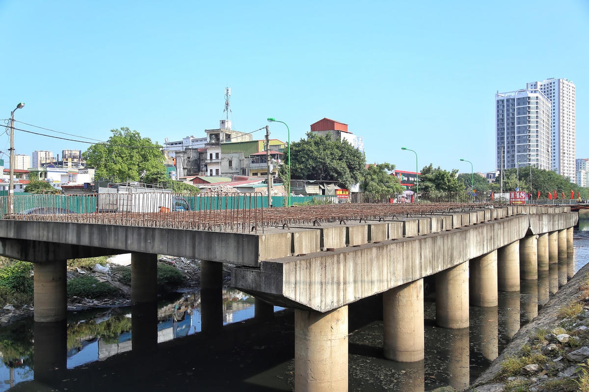 Tuy nhiên, do bị “đắp chiếu” khá lâu nhiều hạng mục của cầu đã xuống cấp nghiêm trọng.