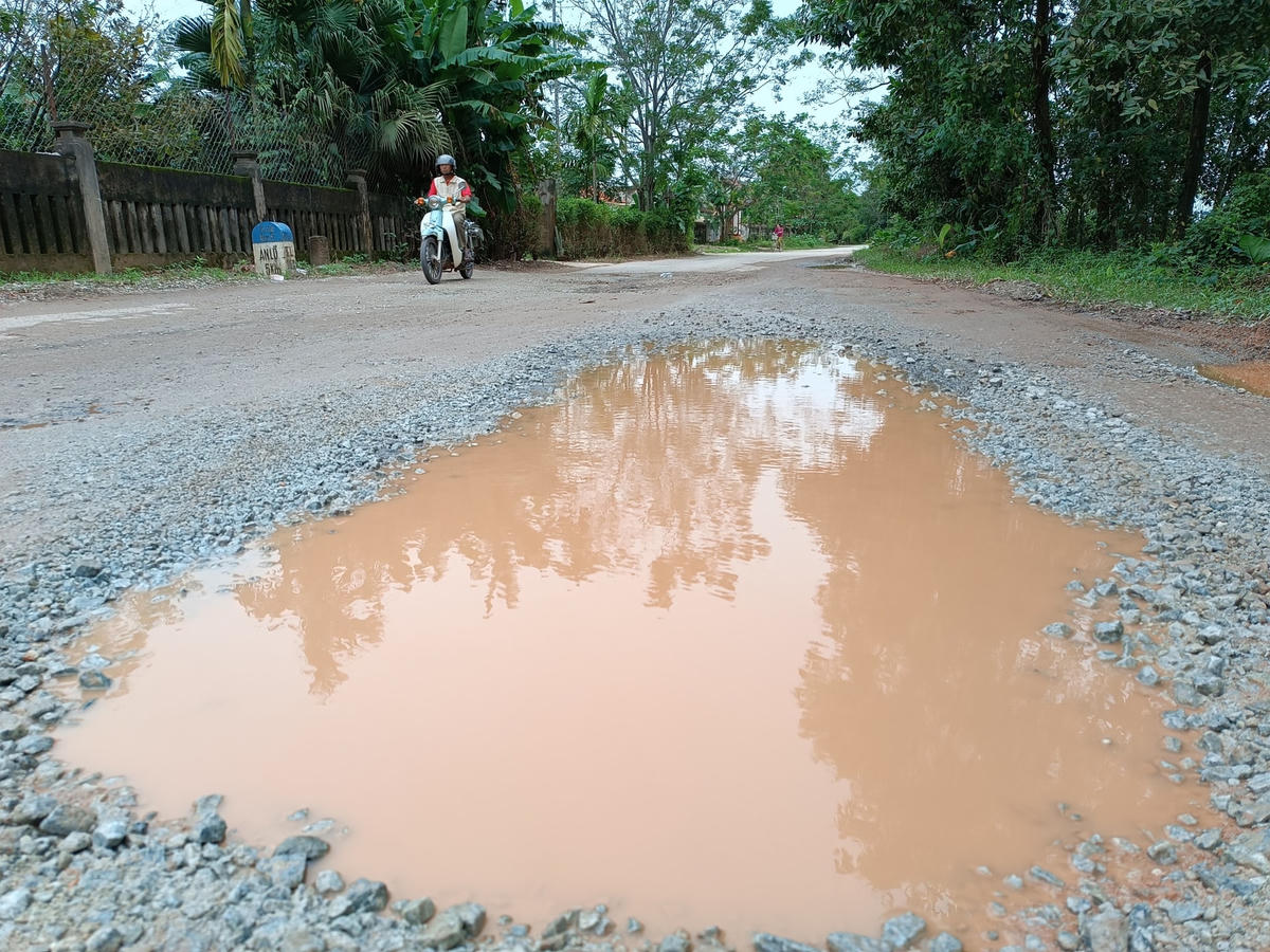 Mặt đường Tỉnh lộ 11B hiện xuống cấp nghiêm trọng. Người dân và chính quyền huyện Phong Điền đã nhiều lần kiến nghị nhưng các đơn vị liên quan vẫn chưa thực hiện việc hoàn trả.