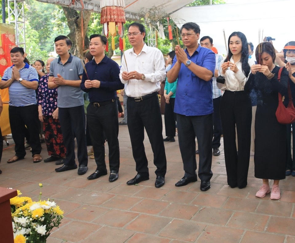 Đoàn công tác do Phó Chủ tịch Thường trực Ủy ban MTTQ Việt Nam TP Hà Nội Nguyễn Sỹ Trường và Phó Chủ tịch Thường trực Ủy ban MTTQ Việt Nam TP Hồ Chí Minh Nguyễn Thành Trung chủ trì đến tưởng niệm các nạn nhân tử vong trong vụ hỏa hoạn tại phường Khương Đình, quận Thanh Xuân.