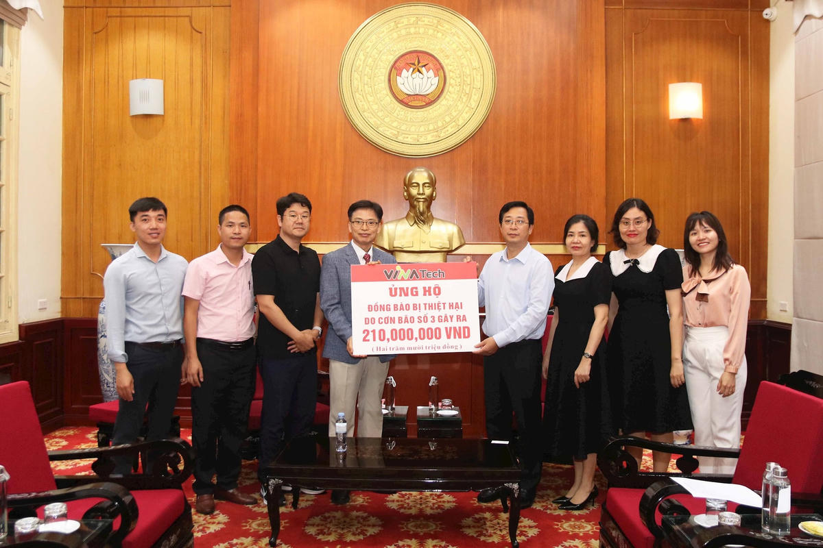 Ông Cao Xuân Thạo, Trưởng ban Phong trào UBTƯ MTTQ Việt Nam tiếp nhận ủng hộ từ VinaTech. Ảnh: Tiến Đạt.