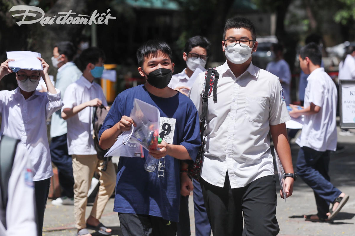 Thí sinh phấn khởi sau khi hoàn thành bài thi môn Toán.