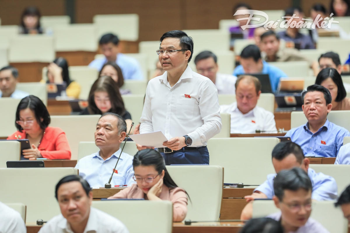 ĐBQH Lê Mạnh Hùng phát biểu tại phiên thảo luận sáng 15/6. Ảnh: Quang Vinh.