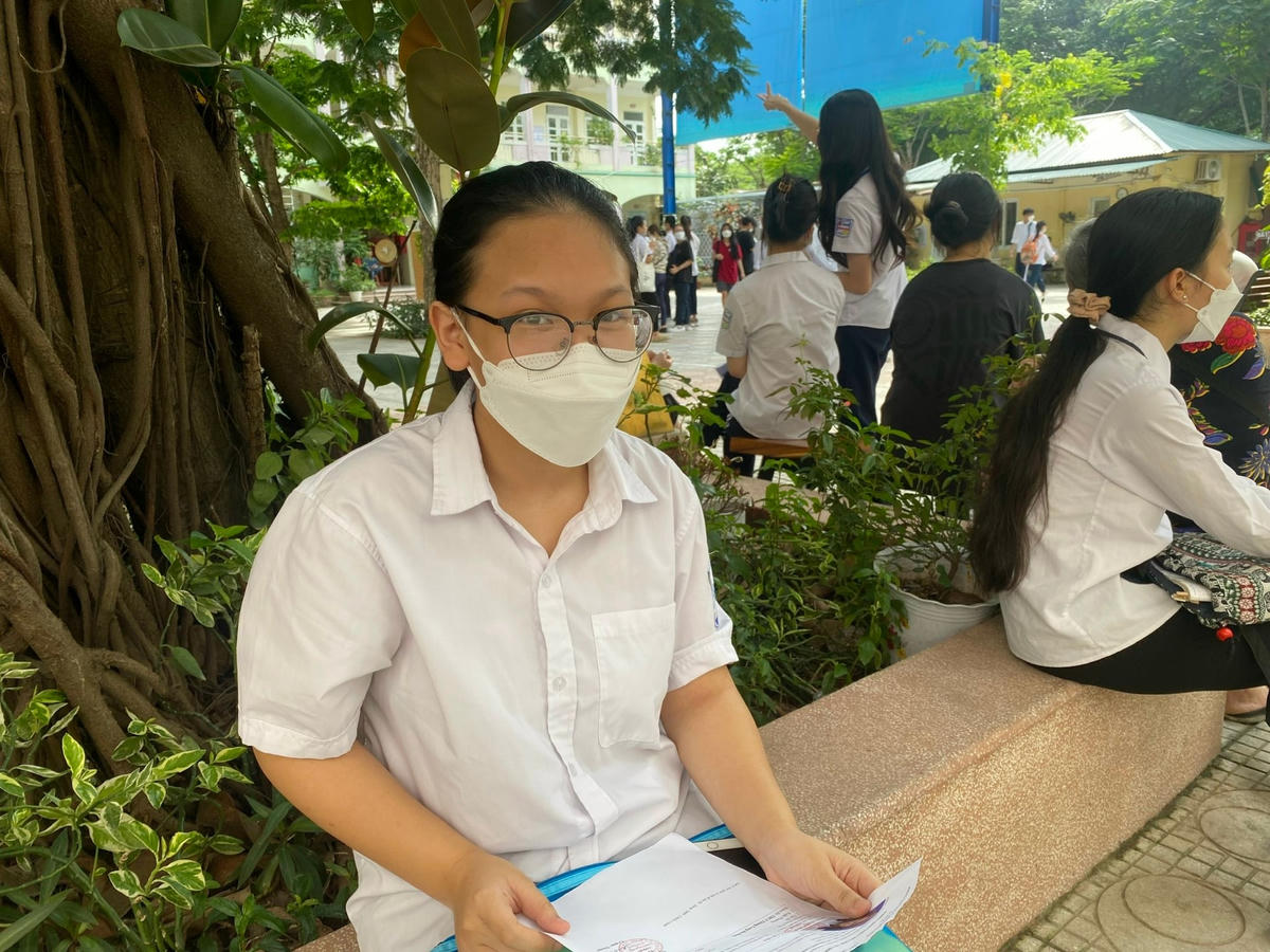 Tự đến điểm thi một mình, thí sinh Lê Khánh Linh, học sinh lớp 9A5 Trường THCS Hoàng Hoa Thám tuy có chút lo lắng nhưng Linh chia sẻ, em đang cố gắng hết sức bình tĩnh để vượt qua kỳ thi đạt kết quả tốt nhất. Theo Linh, kỳ thi năm nay thí sinh tham dự rất đông, sức cạnh tranh cao. Để chuẩn bị cho kỳ thi này, em đã học và ôn tập rất kỹ, hy vọng phát huy được hết bản thân.