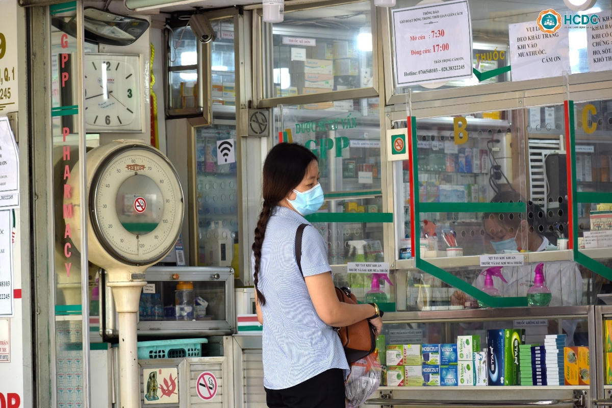Người dân đi mua thuốc.