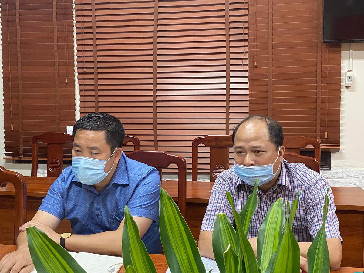 Ông Nguyễn Văn Ngát (áo kẻ), Trưởng phòng GDĐT huyện Thanh Trì, Hà Nội.