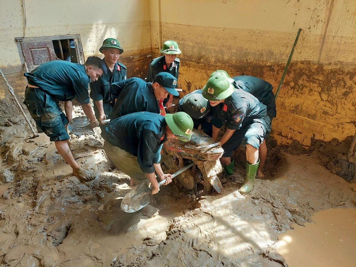 Nhiều tài sản, phương tiện đi lại của người dân bị vùi sâu dưới đất bùn đã được tìm thấy (Ảnh: H.L).