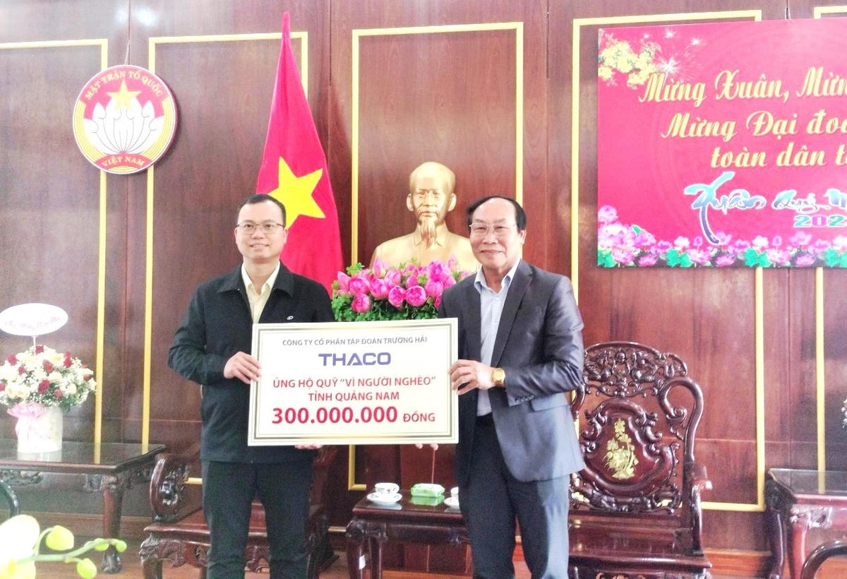 Lãnh đạo Ủy ban MTTQ Việt Nam tỉnh Quảng Nam tiếp nhận tượng trưng số tiền THACO hỗ trợ Quỹ “Vì người nghèo”. 