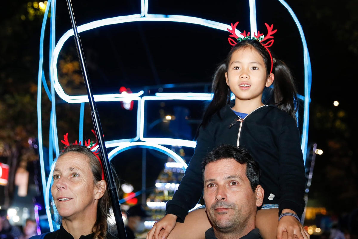 Sau khi đã tìm thấy chỗ xem lý tưởng, em nhỏ này tỏ ra thích thú với các tiết mục diễn ra trong ngày lễ Giáng sinh. 