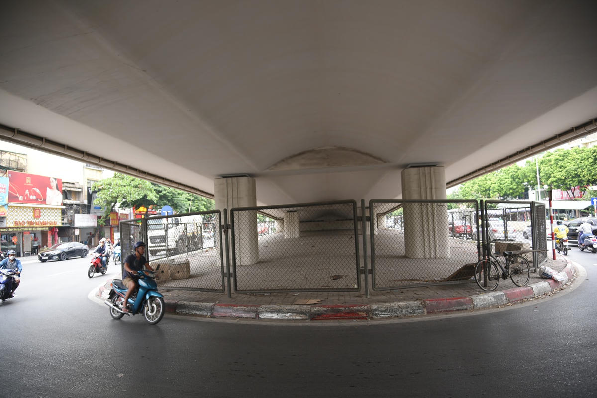 Trong đó có đặt ra các tiêu chí, không phải gầm cầu nào cũng đủ điều kiện để hoạt động trông giữ phương tiện. Cầu có gầm làm nơi trông xe phải đáp ứng yêu cầu, điều kiện kỹ thuật an toàn, không quá tuổi thọ khai thác, không trong thời gian sửa chữa, kiểm định, quan trắc. Gầm cầu thuộc tuyến phố chính không được dùng để trông xe. 