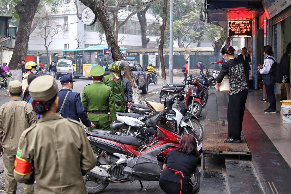 Lực lượng chức năng nhắc nhở, yêu cầu người dân chấp hành nghiêm.