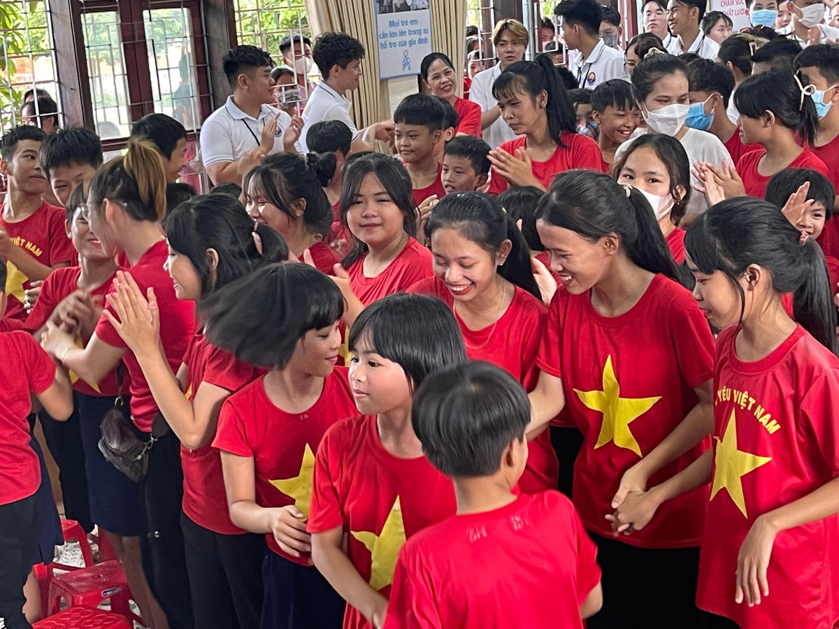 Sự hào hứng của các em tại Làng trẻ SOS