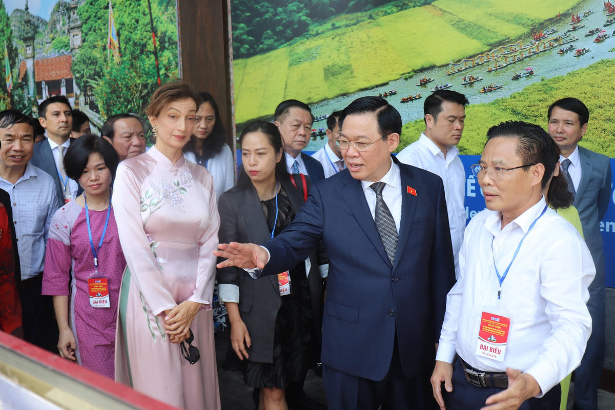Chủ tịch Quốc hội Vương Đình Huệ cùng Tổng Giám đốc UNESCO Audrey Azoulay tại Lễ kỷ niệm 50 năm Công ước Bảo vệ di sản văn hóa và thiên nhiên thế giới.