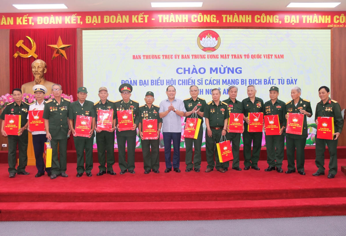 Phó Chủ tịch Hoàng Công Thủy tặng quà lưu niệm cho Đoàn đại biểu Hội Chiến sĩ cách mạng bị địch bắt, tù đày tỉnh Nghệ An.