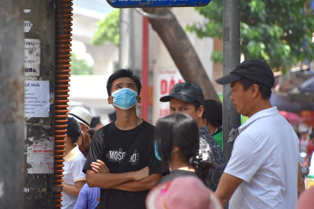 Tương tự, Trần Nam Anh (sinh viên năm 2, Trường Đại học Công Nghiệp Hà Nội) cho biết: "Nghỉ hè này em không về quê mà ở lại làm thêm. Dù có xe máy nhưng em đành cất ở nhà vì giá xăng quá cao, quãng đường đi làm lại xa, từ Nhổn đến Cầu Giấy. Cũng tiện tuyến bus 32 và có thẻ sinh viên nên em mua vé tháng để đi làm, chỉ 100.000 đồng liên tuyến nhưng tiết kiệm được rất nhiều". 
