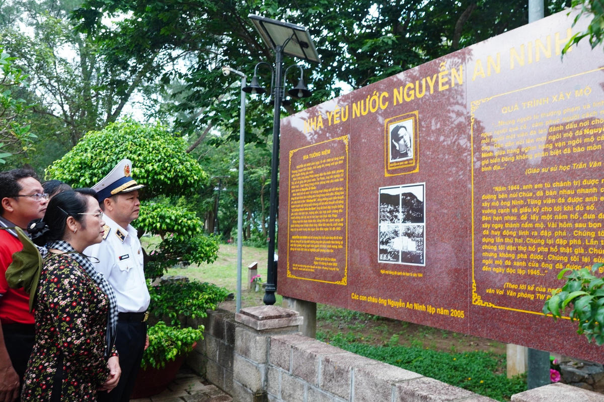 Sáng ngày thứ hai của cuộc hành trình, đoàn công tác đặt chân lên huyện Côn Đảo (tỉnh Bà Rịa Vũng Tàu), thuộc Vùng 2 Hải quân. Huyện Côn Đảo là nhóm các hòn đảo nằm gần nhau, với đảo lớn nhất là Côn Đảo. Đây là hòn đảo có lịch sử lâu đời, gắn với nhiều sự kiện lớn trong lịch sử hàng trăm năm của đất nước. Điều đặc biệt, từng có một giai đoạn sau giải phóng, Côn Đảo là một huyện của TP HCM. 