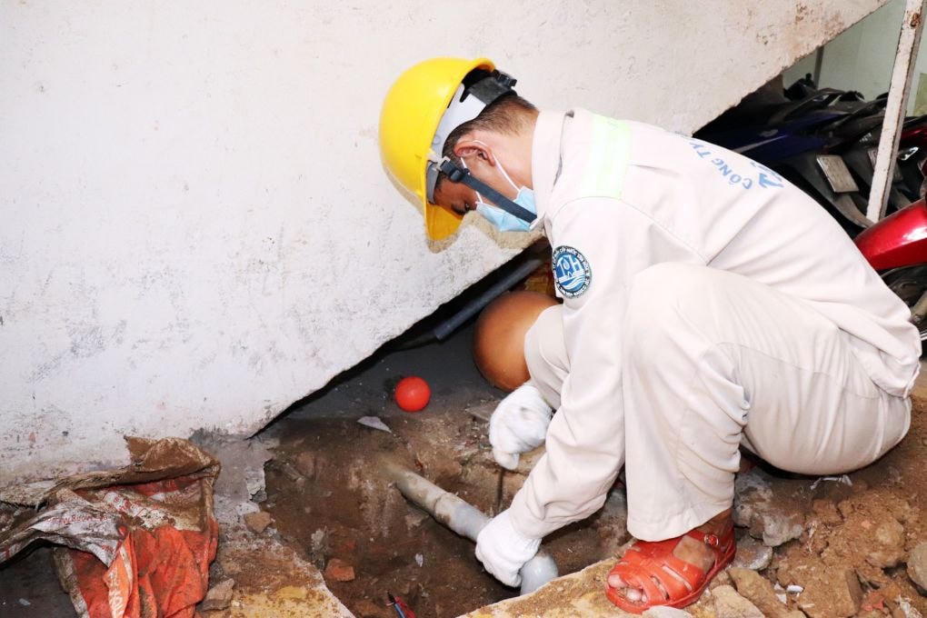 Lắp đặt đường cung cấp nước sạch tại một khu nhà trọ ở quận Tân Phú (TPHCM). Nguồn: SAWACO.