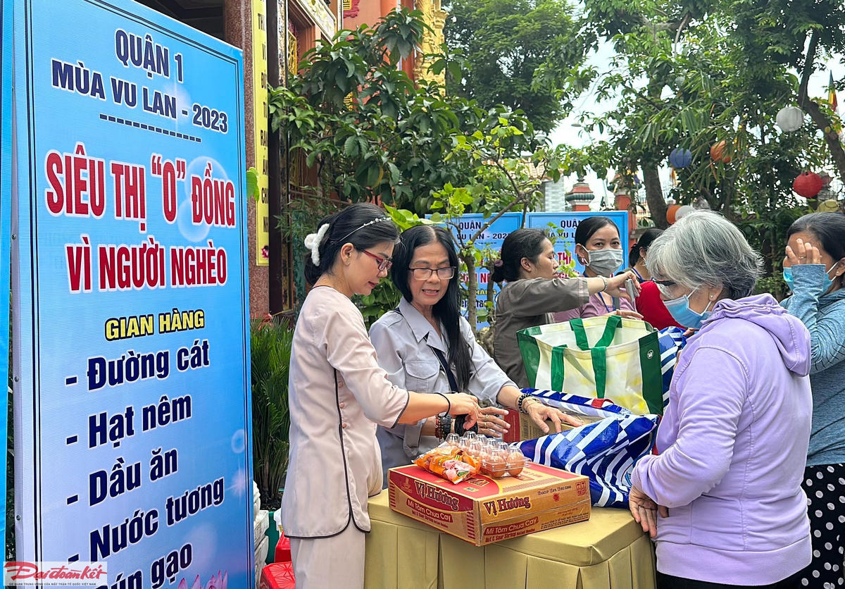 Đông đảo người dân đến tham gia khởi động "Siêu thị 0 đồng" tại quận 1, TP HCM.