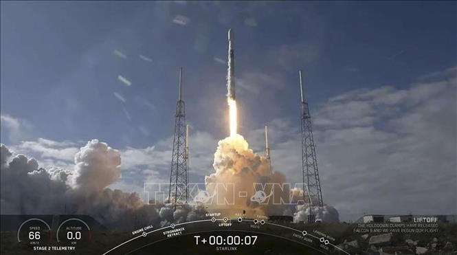 Tên lửa Falcon 9 của Công ty thám hiểm không gian SpaceX mang theo 60 vệ tinh Starlink rời bệ phóng tại Căn cứ không quân Mũi Canaveral ở bang Florida, Mỹ. Ảnh tư liệu: AFP/TTXVN
