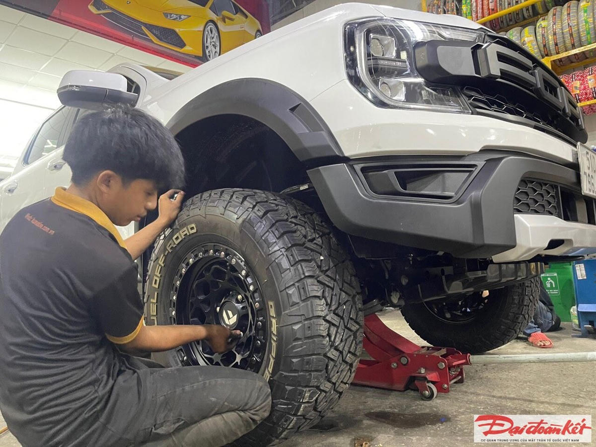  Nguyễn Minh Hiếu, sinh viên trường Cao đẳng Công thương chật vật với công việc làm thêm trong hè.
