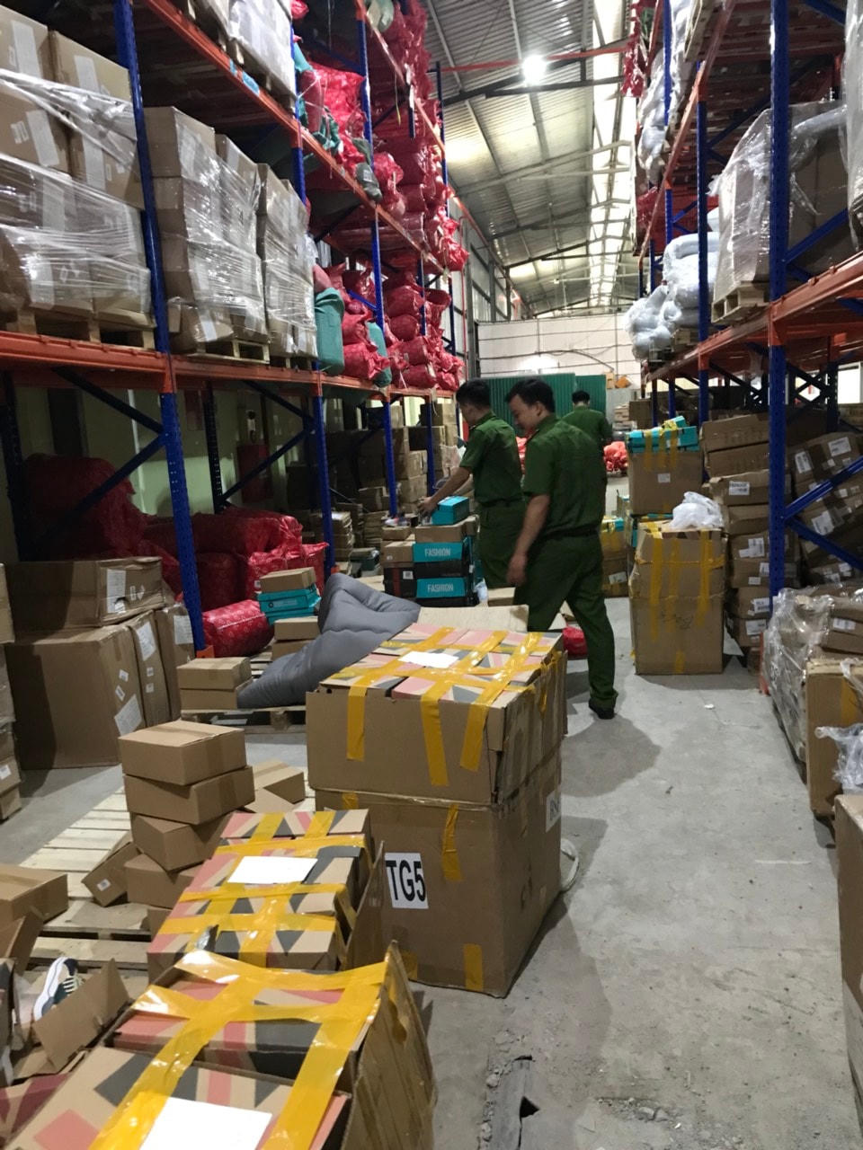Lực lượng chức năng phát hiện nhiều hàng hóa nhập lậu, hàng hóa không rõ nguồn gốc, xuất xứ tại Công ty TNHH Việt Tường Thuận. Ảnh: Cục QLTT tỉnh Bắc Ninh.