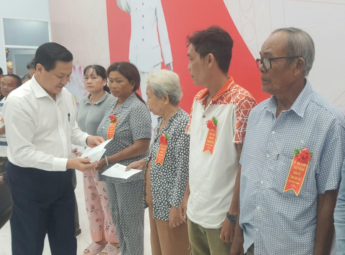 Phó Thủ tướng Chính phủ Lê Minh Khái tặng quà cho hộ nghèo.