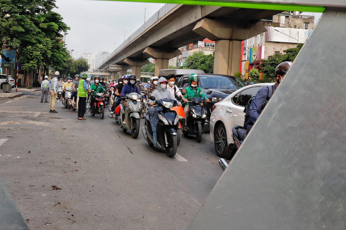 Theo thông tin từ Ban Quản lý dự án đầu tư xây dựng công trình hạ tầng kỹ thuật và nông nghiệp TP Hà Nội, có tất cả 8 điểm rào chắn mọc lên trên đường Nguyễn Trãi. Song, thời điểm hiện tại chỉ quây rào một điểm tại vị trí đối diện ngõ 495 đường Nguyễn Trãi để thử nghiệm và lên phương án hạn chế ùn tắc, còn các vị trí khác sẽ được tiếp tục rào chắn từ ngày 13/6 đến ngày 23/7/2023.