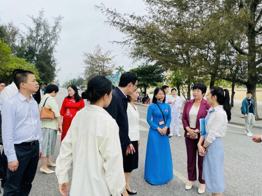 Đoàn viên thanh niên phường Trà Cổ (Móng Cái, Quảng Ninh) làm công việc của hướng dẫn viên du lịch chuyên nghiệp. Nguồn: Tỉnh đoàn Quảng Ninh.