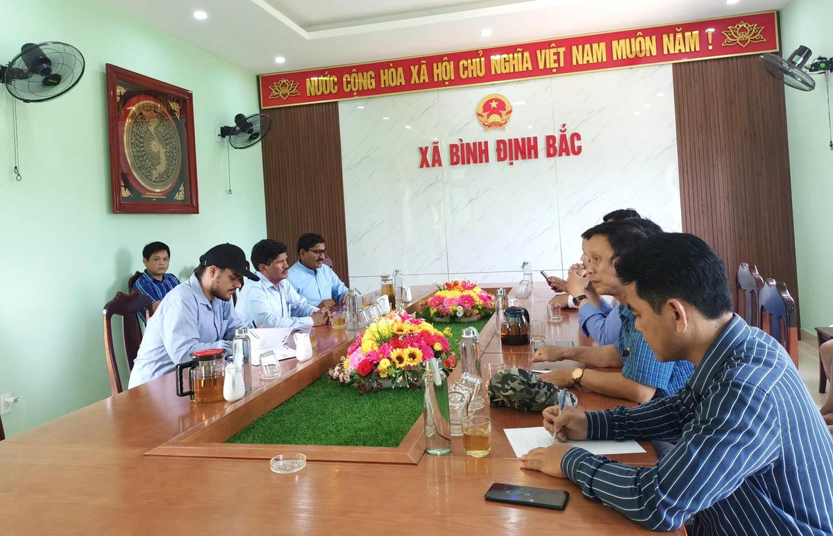 Đoàn chuyên gia Ấn Độ làm việc với lãnh đạo địa phương.