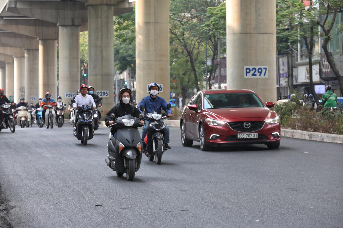 "Trước kia mỗi khi đi trên tuyến đường này, tôi đều phải đi rất chậm để né tránh ổ gà nhất là vào ban đêm. Tuy nhiên, đến nay đơn vị thi công đã sửa chữa lại mặt đường khiến việc đi lại của tôi khá dễ dàng hơn", chị Quỳnh cho biết.