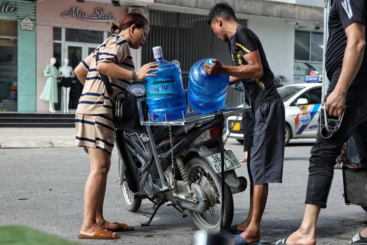 Nhiều hộ dân phải mua các bình nước sạch về để nấu ăn.