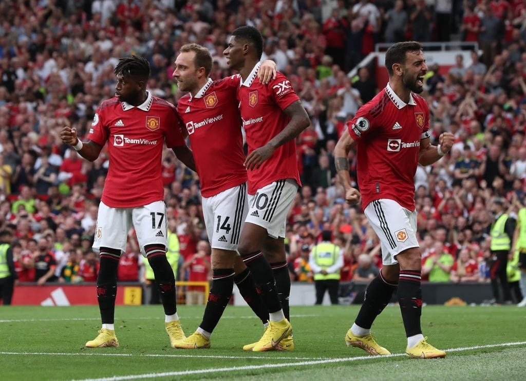 Các cầu thủ Man Utd ăn mừng sau khi Rashford ghi bàn.
