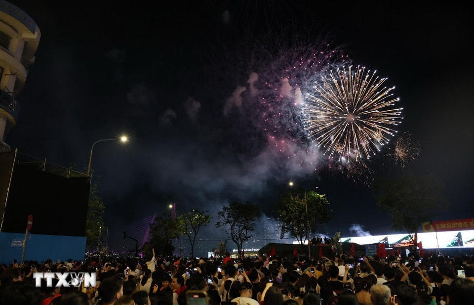 Màn pháo hoa trên bầu trời Thành phố Hồ Chí Minh. (Ảnh: Thu Hương/TTXVN)