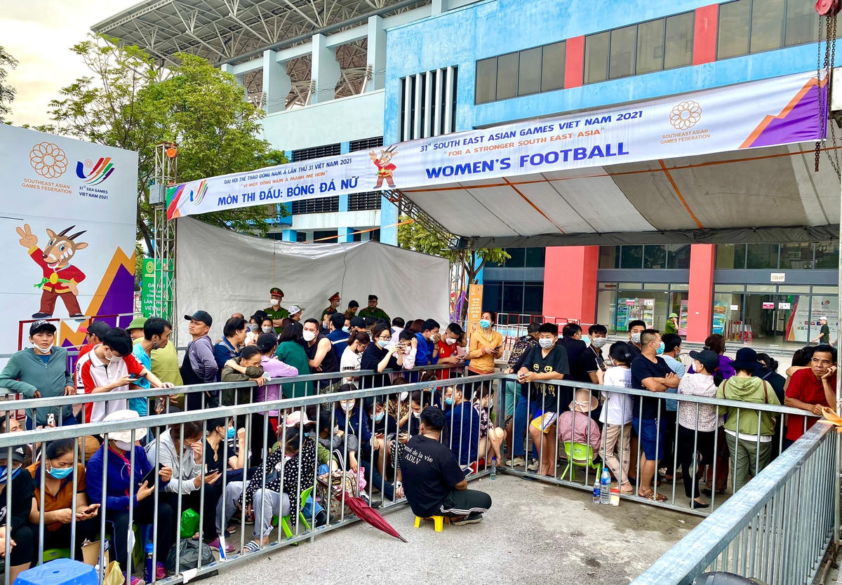 [Ảnh] CĐV trải chiếu, nằm trước SVĐ Cẩm Phả để chờ nhận vé chung kết bóng đá nữ