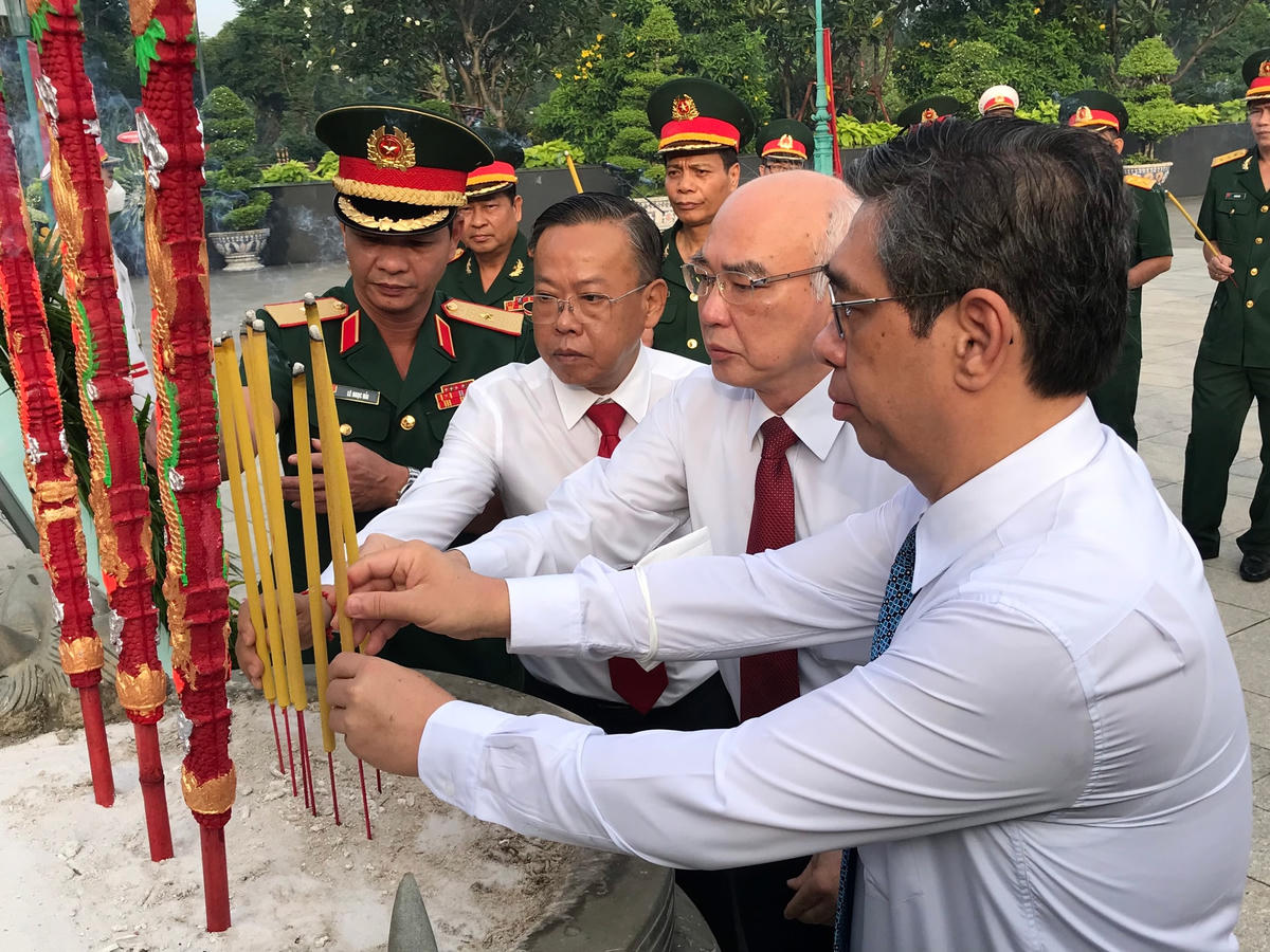 Trưởng Ban Tuyên giáo Thành ủy TP HCM và đại diện lãnh đạo các cơ quan, đơn vị thắp hương tại Nghĩa trang liệt sĩ TP HCM.