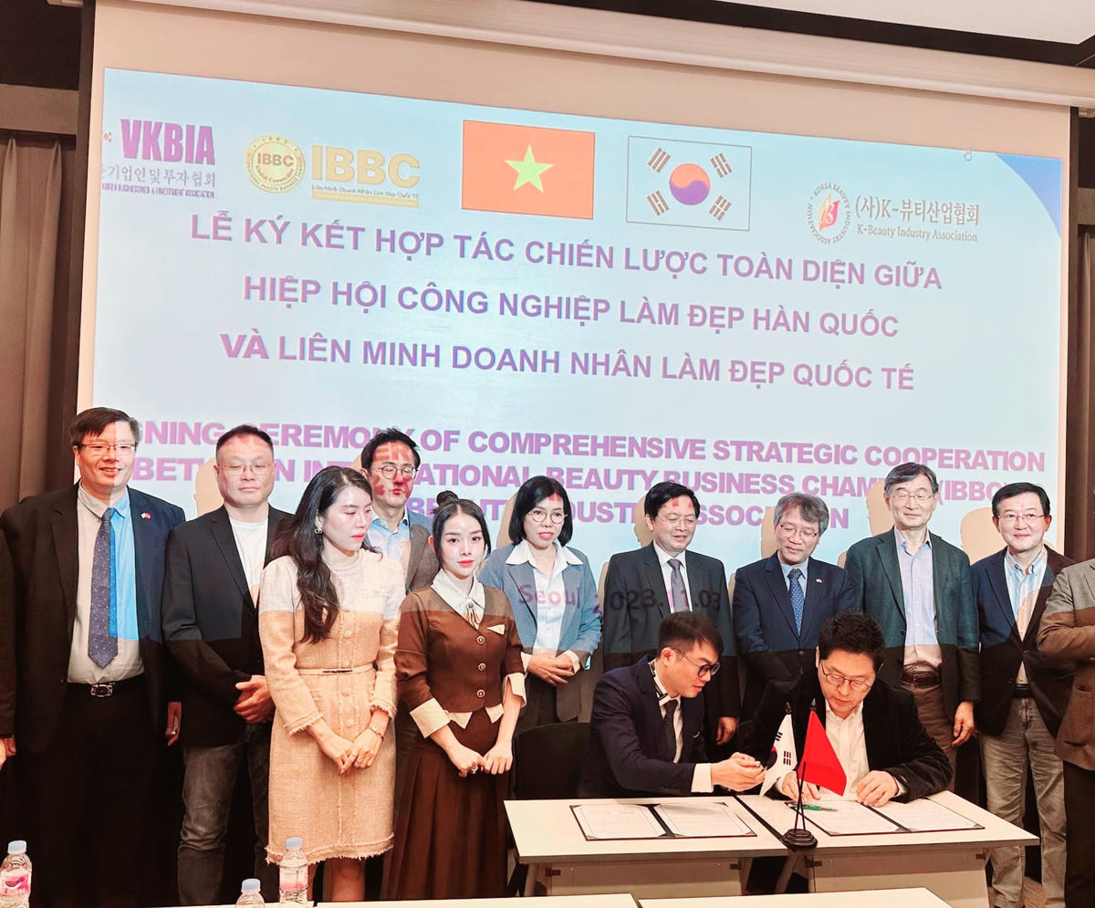 Bí thư Tỉnh ủy Bình Định Hồ Quốc Dũng , Đại sứ Nguyễn Vũ Tùng và các đại biểu chứng kiến lễ ký kết hợp tác giữa IBBC và K-Beauty.